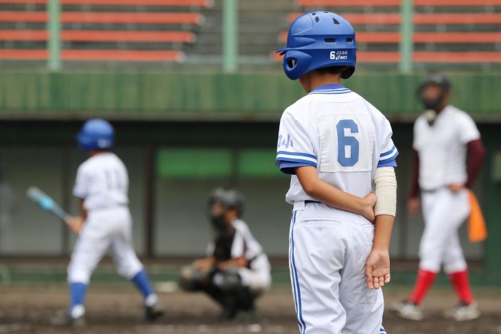 スポーツによるケガで試合に出れずサポートしている子供