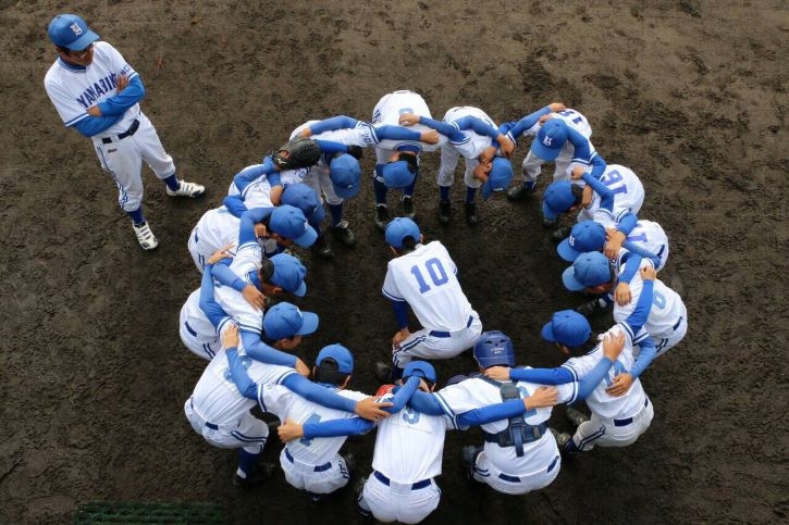 野球の試合前にチーム全員で円陣を組む